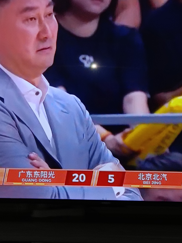 胡明轩10分，广东主场1600天金身告破 领先20分，被三分绝杀。这...