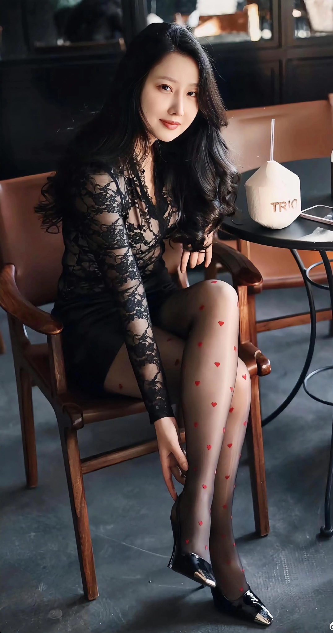 优雅黑裙，甜美笑容，咖啡馆里的时尚少女！?