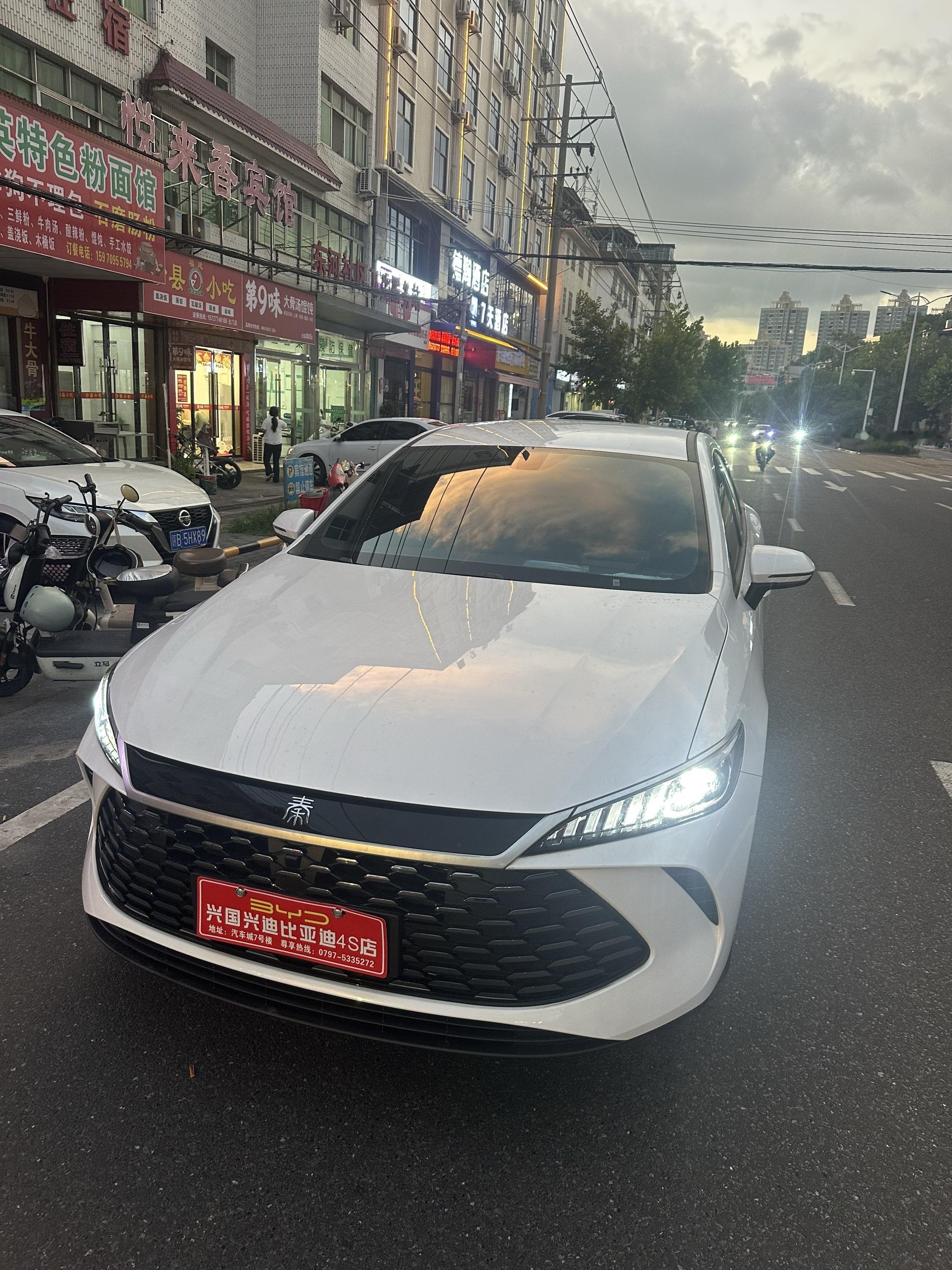 人生的第一辆车，虽然不是好车，也是经过自己努力购买的，也实在扛不住它的性价比跟舒适的驾驶体验，还超级省电省油，有跟我一样同款车型吗