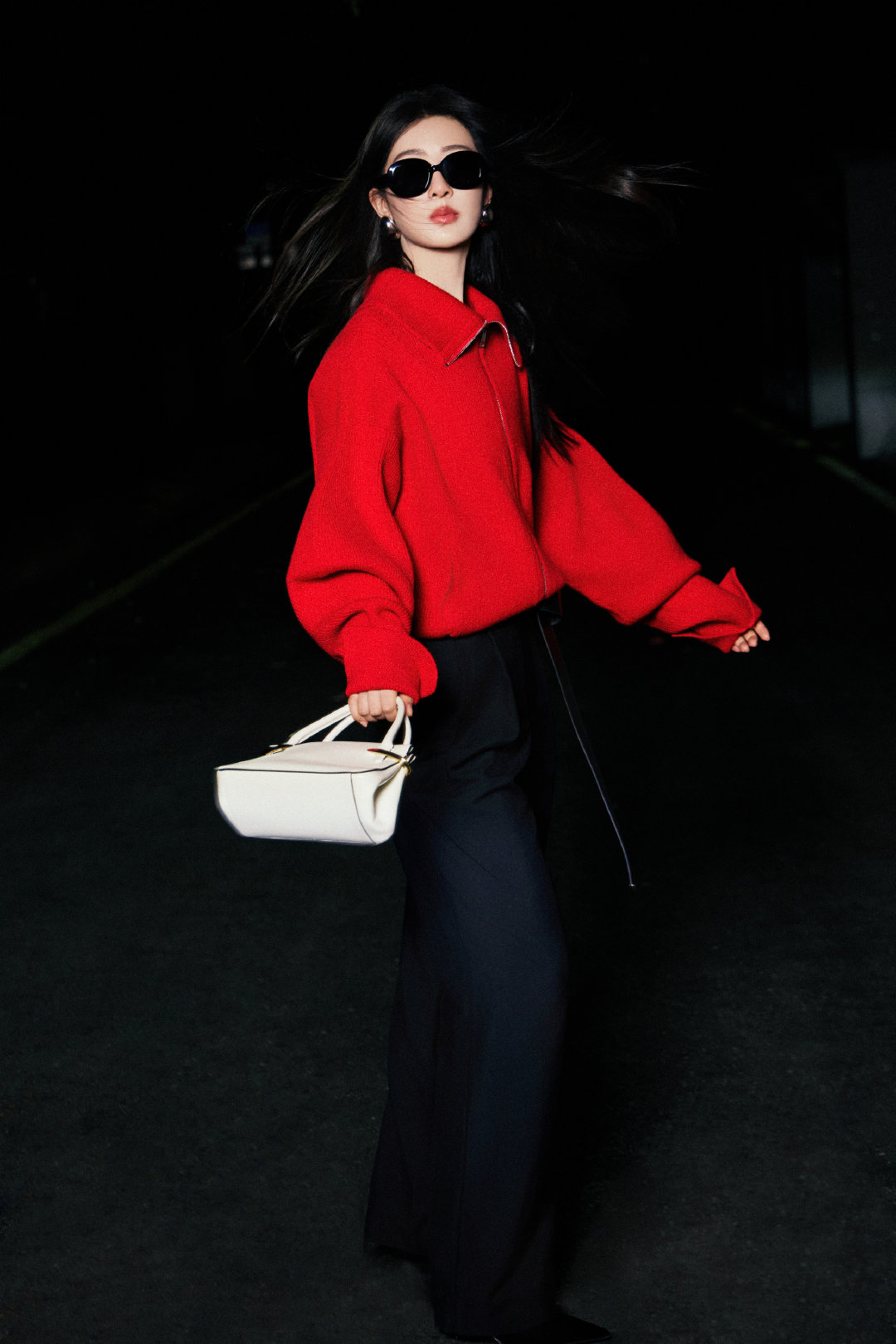 杨紫｜GIVENCHY

刚结束完金鹰行程 ，又以一身抢眼的红装启程巴黎 ，米兰之后的时装周第二站 ，来自我们 GIVENCHY 新晋品牌代言人的秀场首亮相也即将正式揭晓啦  ～  🔥

#巴黎时装周# #时装周# ​