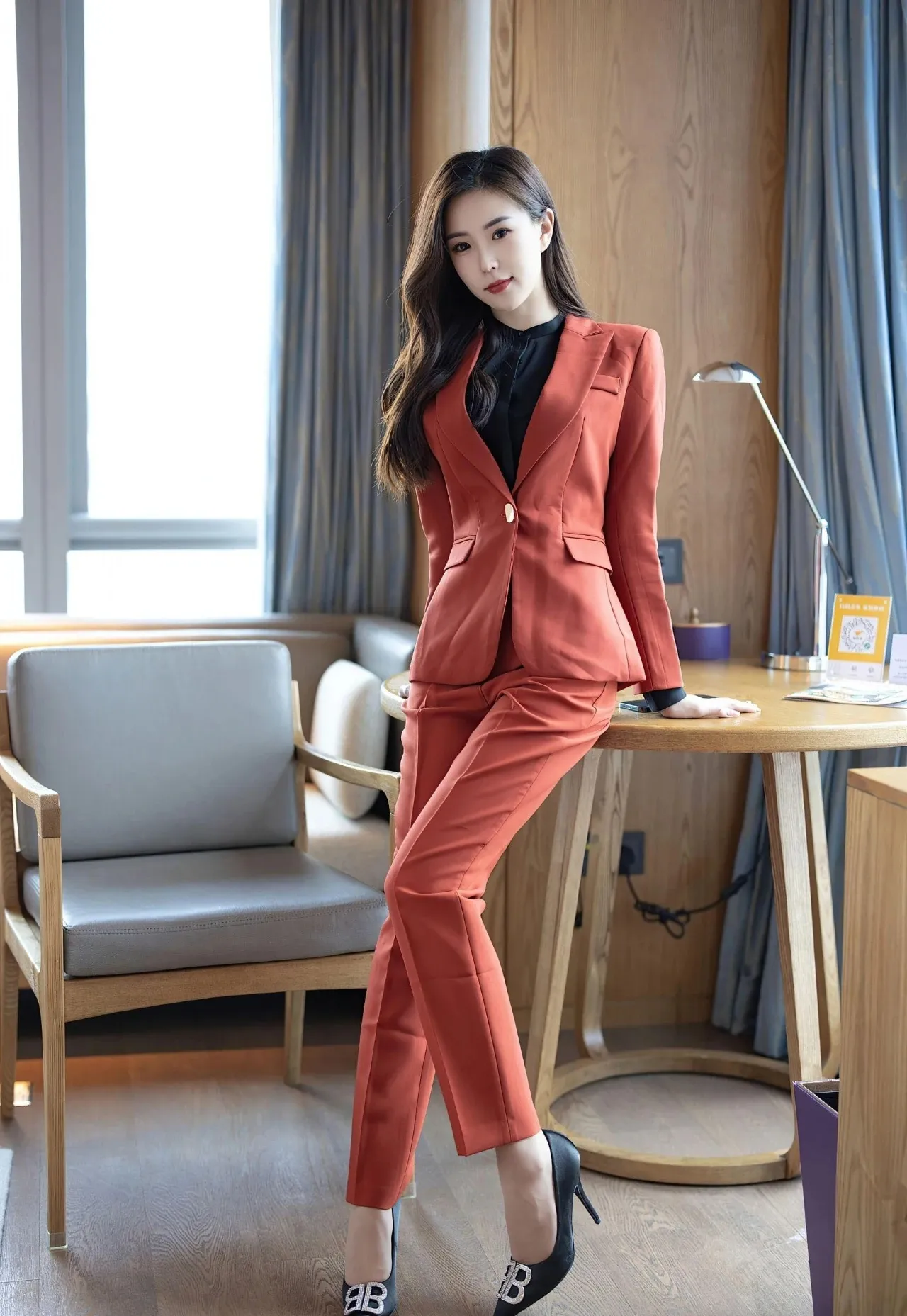 写真丨职业装，紧致贴身，完美曲线，纤腰长腿