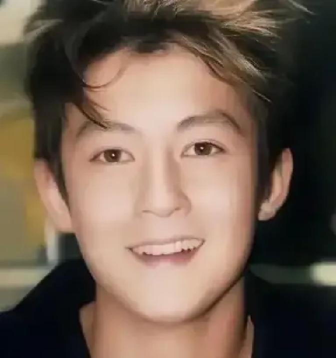 当年，一位地包天的女孩含情脉脉的对陈冠希说：我出2000万片酬，你跟我拍一部爱情片咋样？陈冠希一口拒绝：2亿都不行！然而几天后，陈冠希乖乖就范。
 
陈冠希把合同往桌上一放，没看经纪人。
 
“签吧。”经纪人声音不高。
 
陈冠希拿起笔，在手里转了两圈。笔尖停在签名栏上方，没落下去。
 
“违约金三