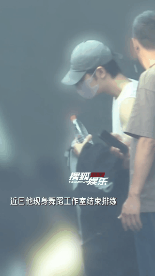 什么[恐惧]？肖战出现在舞蹈工作室？排练啥呢[震惊]？之前说了不去大湾区，那么为啥要这么认真地排练舞蹈……除非、可能、应该是为演唱会做准备吧[送心]！
战战最近连着两次出现在那英和李宇春的演唱会，除了师徒情谊，也有可能是为了自己的演唱会做准备吧[思考]！
不管能不能抢到票，只要战战开演唱会，就是一次