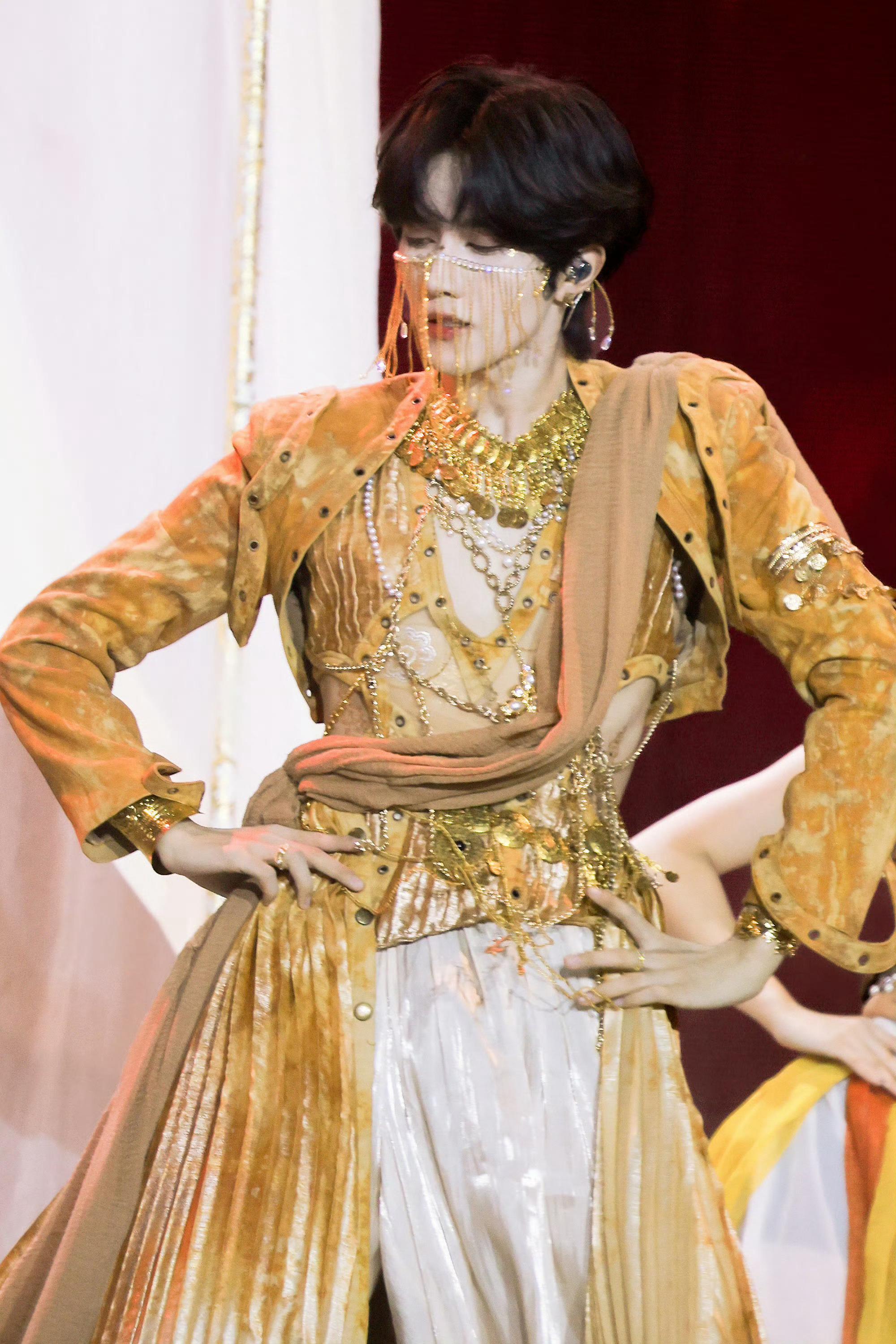 黄星（Eliot），原名黄鑫，1999年11月25日出生于福建泉州，射手座，毕业于中央美术学院，现为歌手、演员，也是男子组合Desire4的成员之一，在队内担任主唱、主舞和门面。音乐与舞台- 个人单曲