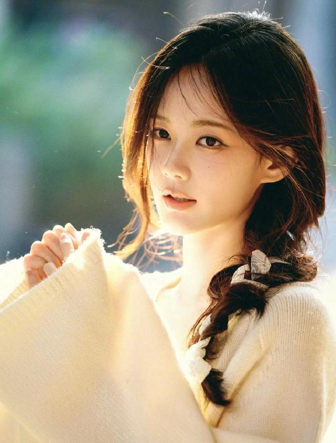 说实话，要是说起娱乐圈里那种一眼看过去就让人心情变好的甜妹，很多人第一...