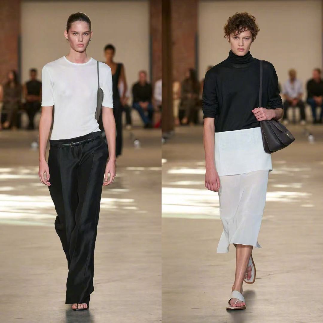 #COSMO时装周存档#
Calvin Klein Collection 2027 春夏系列｜极简归于躯体
创意总监 Veronica Leoni 于纽约Terminal Warehouse呈献全新大秀，持续探索美式极简主义，剥离一切多余装饰，探寻服装与女性身体之间最本真的联结。

本季以品牌的经典单品打造极简衣橱：大衣、衬衫、利落西装、西裤、铅笔半裙与吊带衬裙成为视觉焦点。廓形主打修长窄身，以收腰剪裁柔化比例、勾勒体态。用棉质与轻量羊毛塑造干净利落的挺括剪裁，并将随性的斜裁吊带裙升级为氛围感晚装。超细真丝针织、真丝拼色棒球衫延续品牌一贯的美式运动语汇，与丹宁、皮革、激光切割麂皮及细腻内衣细节叠搭，让质感层层丰厚。

配饰遵循实用美学。金属发箍、尖角丝巾简约克制；包袋重塑比例，既有棱角分明的结构款，也有松弛软包，全新折纸三角包成为亮点。秀场坐落百年工业仓库，Walter De Maria 雕塑装置沿 T 台铺展，艺术与时装彼此交融。

泰国演员邝玲玲以亚太区品牌大使身份首次亮相看秀...