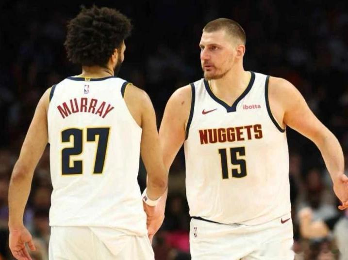 NBA新赛季实力榜出炉：雷霆第一，尼克斯第三，湖人掘金暴跌！
休赛期多笔重磅交易尘埃落定，美媒SB Nation结合各队人员变动，更新了新赛季NBA球队实力榜单。这份榜单争议十足，上赛季的老牌强队掘金、湖人排名大幅下滑，青年军则占据榜单上游。
第十：掘金

掘金休赛期在多方交易当中失去佩顿‑沃特森 ​