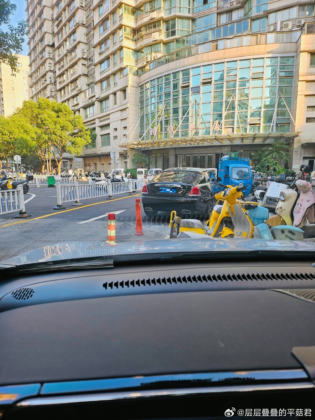 开个劳斯莱斯每天停路边跟我们抢车位，什么想法[流汗] ​