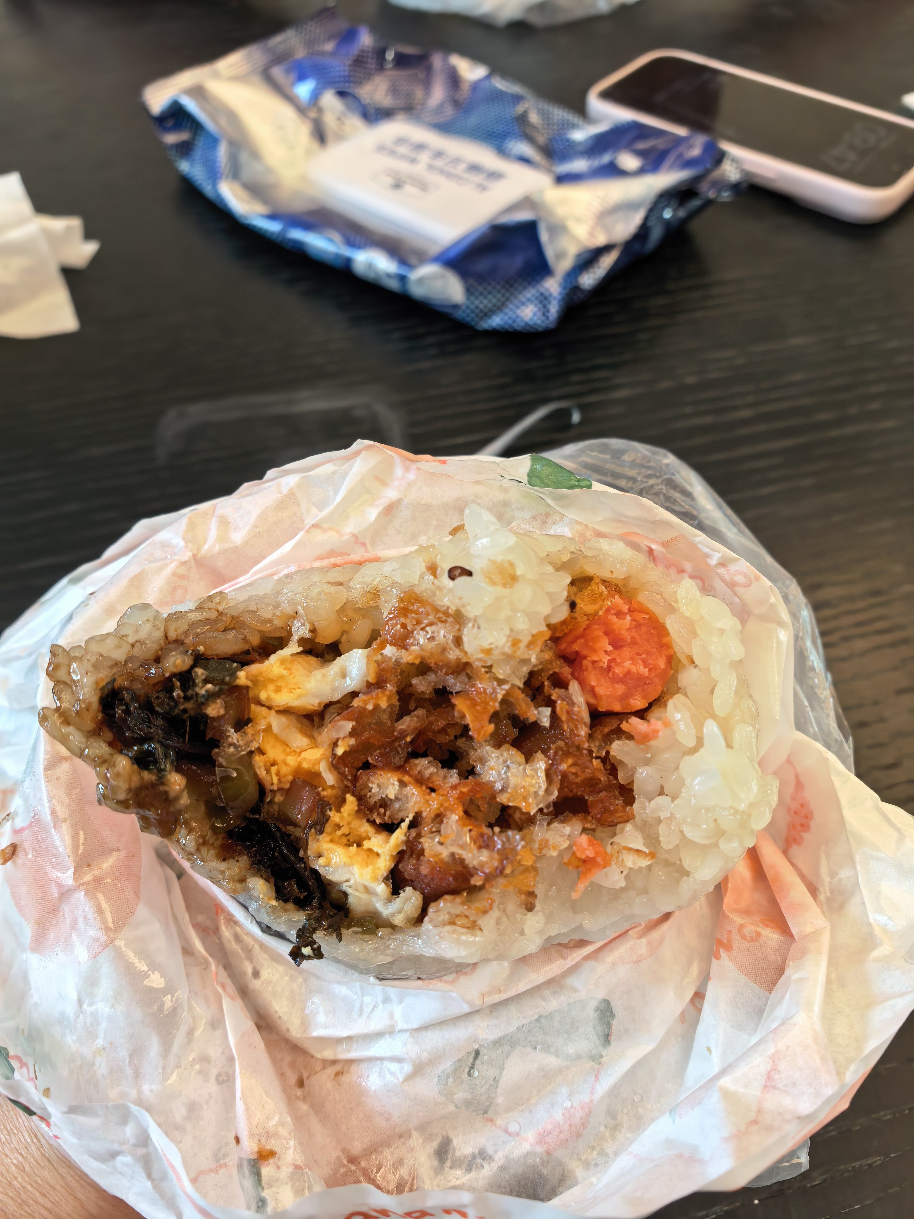 上班很开心，各种投喂快吃出工伤，不过一天下来疲惫感也还是有的，本来下班就去健身的计划也因为这样那样的事情一直搁浅。欣鑫三天出差回到家，肉肉热烈欢迎整个狗都快贴到他身上，撒娇到不行，也不知道她心里是怎么想的，明明我才是喂她遛她的那个人啊！现在差不多都是练一休一的节奏，昨天晚上欣鑫去 ​