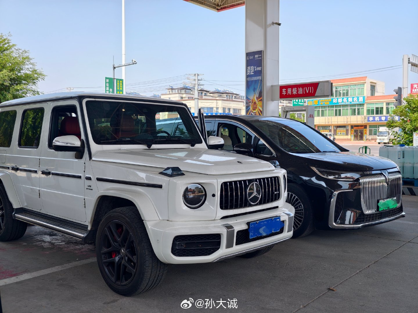 把手头两台油车的油箱都给加满吧
国庆小长假，究竟该开哪一台出门？
#岚图梦想家# 坐着更舒服；
#奔驰大G# G63情绪价值更高。
你们说，咋选呢？[无聊][无聊][无聊]

#德系车[超话]# ​