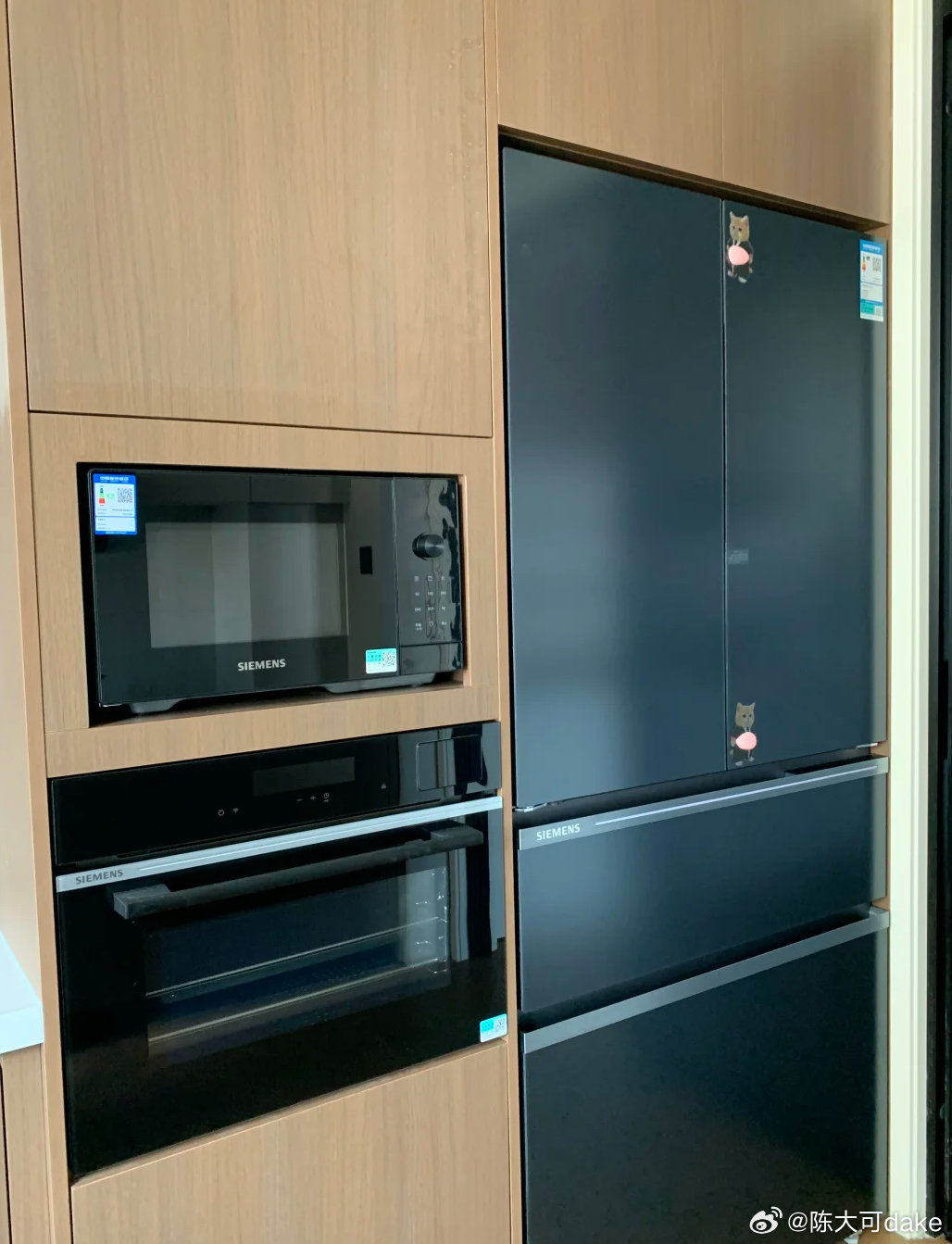 我来说句大实话，装修踩坑最多的地方之一，就是家电尺寸没提前对齐！

很多朋友硬装都全部做完了，才发现电视看着难受、嵌入式电器装不进去、柜体开孔对不上管线，返工又麻烦又费钱~

其实，只要提前敲定三个关键尺寸，就能避开绝大多数装修翻车问题。[不愧是你]

第一就是电视观影距离，直接决定你家该买多大的电视、电视柜怎么布局。
客厅开间的主流尺寸是2.5–3.5米，适配55–75寸电视，提前定好规格，一般就不会出现屏幕太小看不清、屏幕太大看着压抑的情况。

第二是嵌入式柜体预留距离，冰箱、蒸烤箱、洗烘一体机千万别照着家电标称尺寸做柜子！一定要多预留散热缝隙和开门的空间，提前核对家电的长宽高，避免后期卡机器、关不上柜门的尴尬情况~

最后，重中之重就是柜体开孔！电视穿线孔、空调管孔、净水器管线孔，建议全部根据选定家电的型号精准定位大小、高度和位置。

不得不说，装修前期把观影距离、柜体预留、开孔尺寸全部和家电对齐，不仅家电能严丝合缝完美嵌入，全屋颜值更高，还能彻底杜绝后期整改返工，入住后使用...