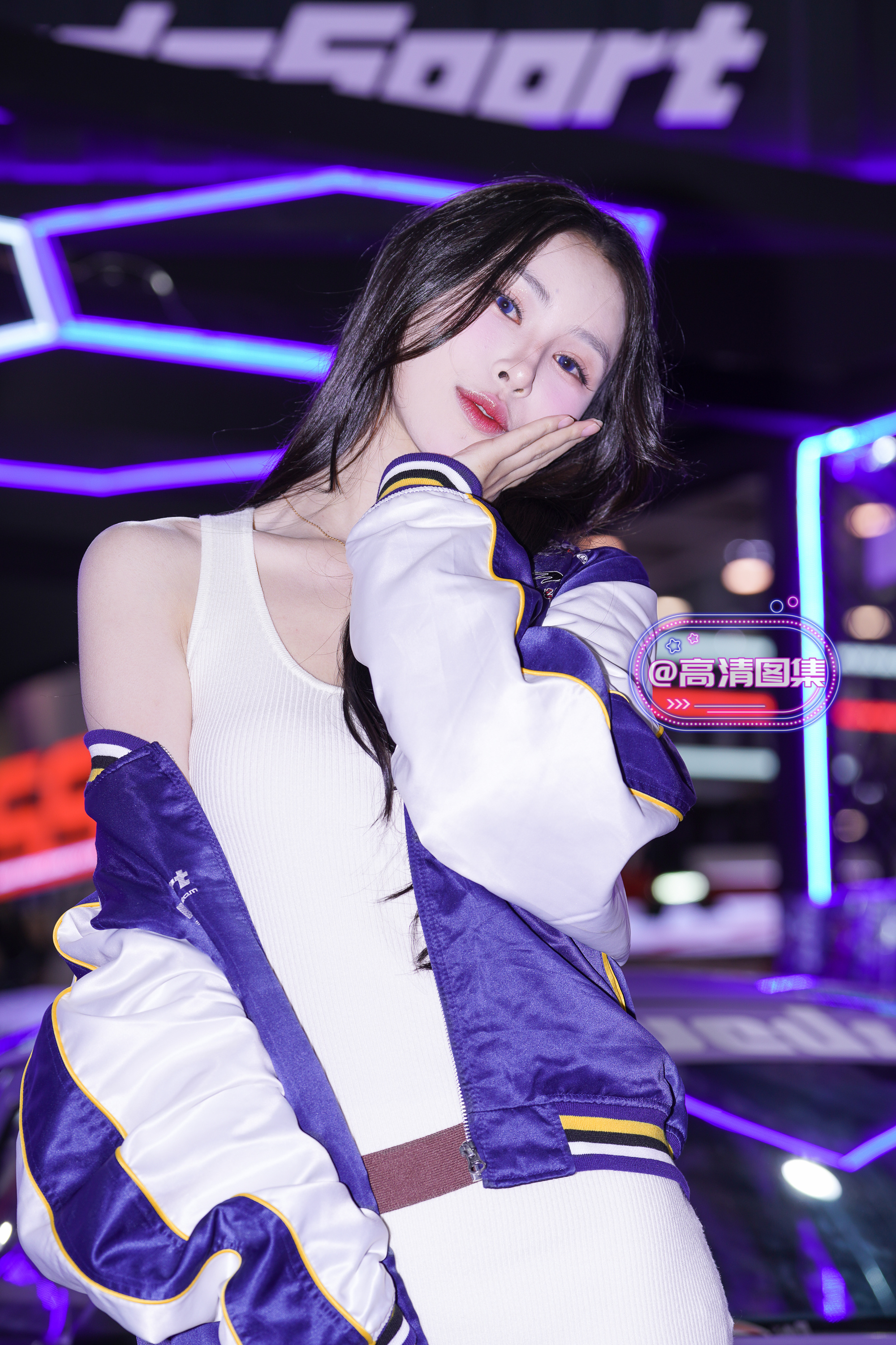 白色裙装。J5454