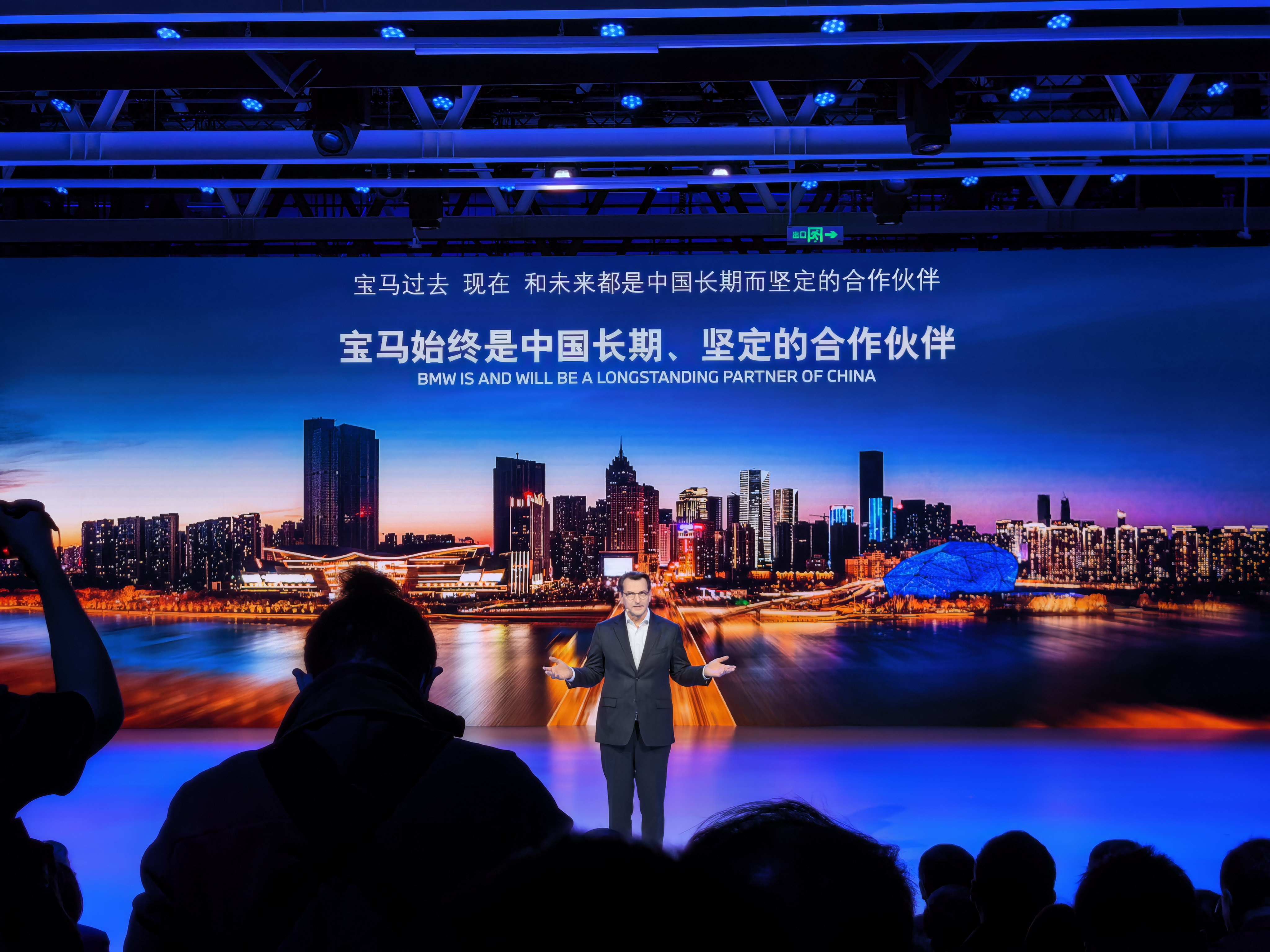 宝马的第六代动力电池实现了全链路本土研发和制造，算得上是宝马电动化本土化非常关键的一步。#智能驾趣宝马新世代#

从前期研发、零部件配套、电芯生产，再到电池包、能量智控系统，整套电池核心环节全部在国内落地。而且宝马计划 2030 年对华销售车辆超 95% 实现本土生产。

把下一代纯电车型最核心 ​