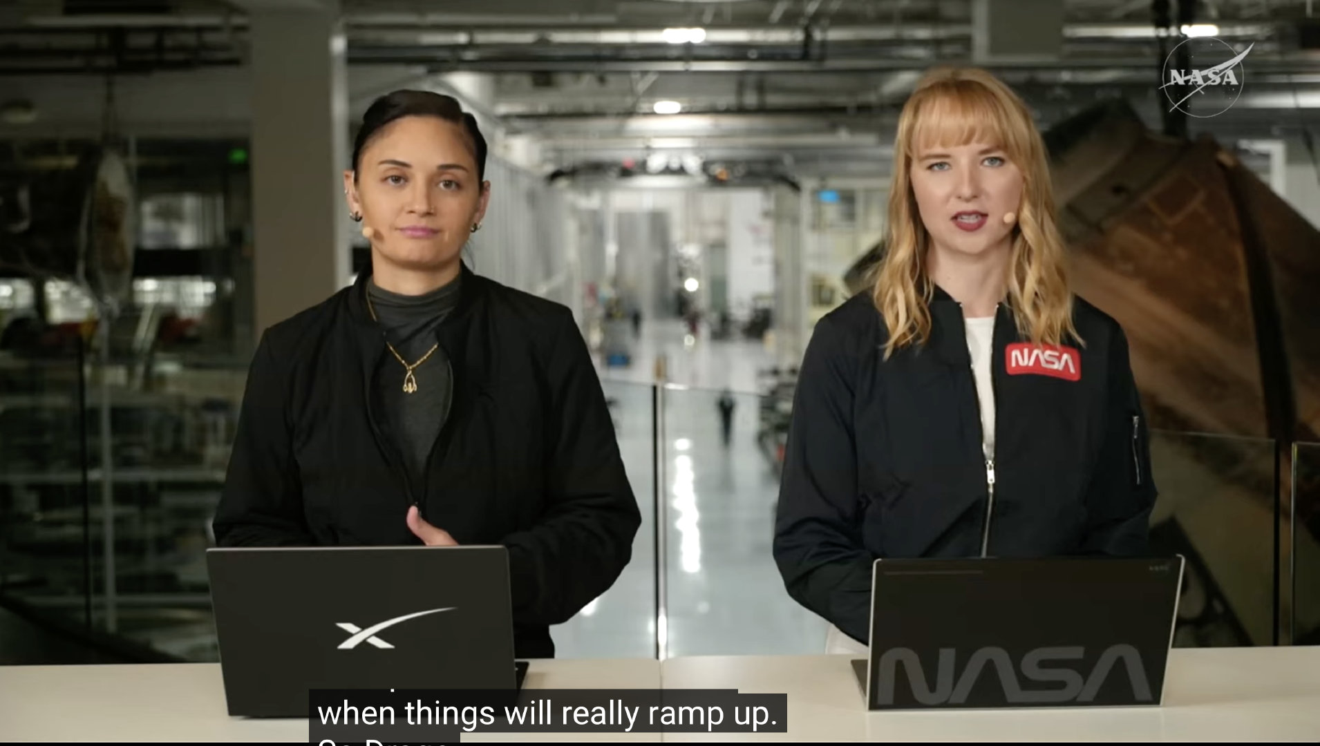 正直播Crew-12乘组返回地球，SpaceX解说员戴的龙飞船项链蛮好看的。 ​