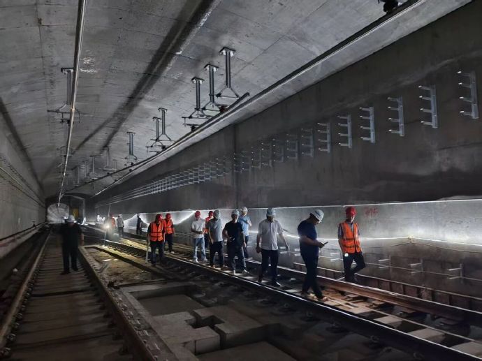 石家庄身边事 【5个子单位工程通过验收 石家庄地铁4号线一期工程两站一区间取得新进展】9月3日下午，石家庄地铁4号线一期工程东垣东路站主体子单位工程，复兴路站主体子单位工程，以及光华路站～复兴路站区间暗挖段、明挖段、盾构段主体工程（各为一个子单位工程）等5个子单位工程顺利通过验收，标志着该区段主体工程正式进入装修装饰及铺轨阶段。本次验收工作由轨道集团工程管理部统筹组织。在市质监站的监督下，建设、监理、勘察、设计、图审、施工、第三方检测、第三方测量、施工监测、桩基检测、试验检测、管片生产等多家单位共同进行验收工作。验收人员分别对施工现场实体质量、观感效果、工程内业资料及项目合同履约、设计变更手续等情况开展全面细致核查。经综合查验，验收组一致认定，上述五子单位工程施工过程规范有序，管控措施到位，质量控制资料完整、真实、有效，工程质量符合现行规范标准及设计文件要求，一致同意通过验收。本次验收的顺利完成，不仅实现了车站及区间子单位工程验收节点，更是对前期建设管理成效与工程实体质量的充分认可...