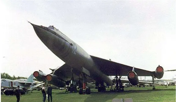 米亚西舍夫 M-50 超音速战略轰炸机（北约代号：野蛮人 Bounder）
M-50是苏联米亚西舍夫设计局在20世纪50年代研发的超音速洲际战略轰炸机原型机，目标对标美国B-58超音速轰炸机，最终仅造出1架原型机，从未正式列装服役 。
基础参数
- 乘员：2人（串列座舱，飞行员+领航员，向下弹射座椅）
- 尺寸：机长57.48m，翼展25.1m，机高8.25m，机翼面积290.6㎡
- 重量：空重85吨，最大起飞重量200吨
- 动力：4台VD-7系列涡喷发动机（2台带加力VD-7F、2台基础型VD-7），两台置于机翼下、两台布置在翼尖，布局非常独特
- 性能指标（设计值）：最大速度1950km/h（约1.8马赫），实用升限16500米，内油航程7400km，最大载弹量30吨，可携带核航弹或巡航导弹
- 现实试飞极限：仅能达到0.99马赫，无法突破音障，是项目核心硬伤
设计特点
1. 外形采用细长机身+大后掠三角高单翼，为超音速减阻优化；配备自动燃油转移系统，通过调整油料重心解决高...