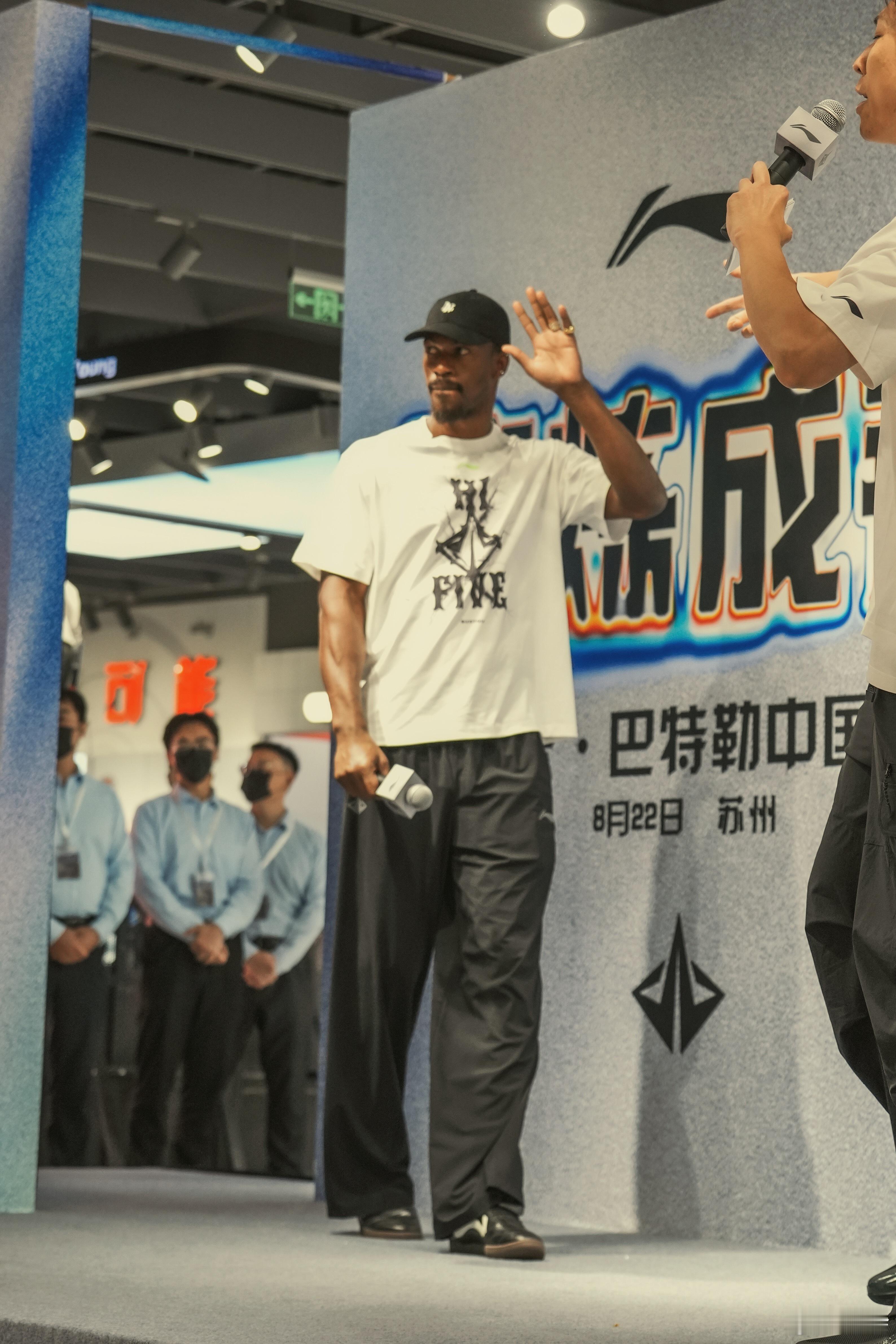 中国行最后一站，巴特勒来到了苏州，与球迷一起做游戏互动，还做了漂亮的扇子，随后还去到了LNG与电竞选手们一起打游戏！
#巴特勒中国行 ##淬炼成锋 ##巴特勒突袭LNG化身瓦学弟# ​