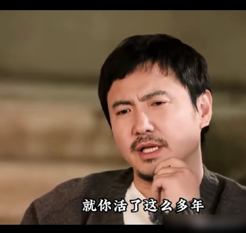 沈腾被朋友架出饭店时，整个人已经软了，头耷拉着，脚拖在地上。没人知道他那晚喝了多少。
都以为喜剧演员天天乐呵，其实沈腾录《欢乐喜剧人》那阵，压力大到斑秃，头皮上一块一块没头发。他不说，就喝。喝到断片算休息。
但他帮魏翔的时候，一点不含糊。魏翔最惨那几年没戏拍，想回老家，沈腾管饭、教活儿、给机会。