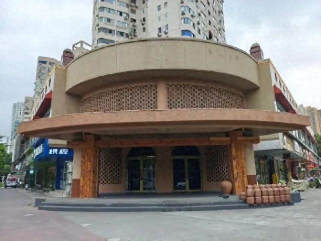 2400多平方米的店，350个餐位，人均40到50块，卖焖面。
这是贾国龙在上海面积最大的西贝旗舰店里搞的新实验。4月20日改的招牌，9月20日拆了。
撑了5个月。
你琢磨一下这个账。2400平的商业区店面，房租摆在那，350个餐位要坐满、要翻台，人均还卡在40多块。焖面这东西在北方的活法是什么？居