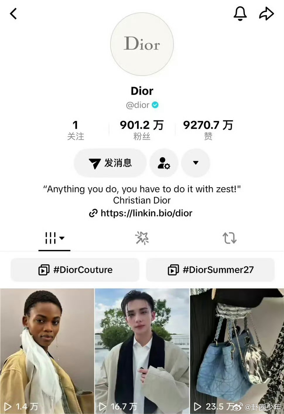 Dior首位认领金智秀Dior官方首位认领给到金智秀，顶奢品牌的认可不言而喻。自带优雅贵气的金智秀，和品牌美学高度契合，每一次亮相都将Dior的格调完美诠释。 ​​​