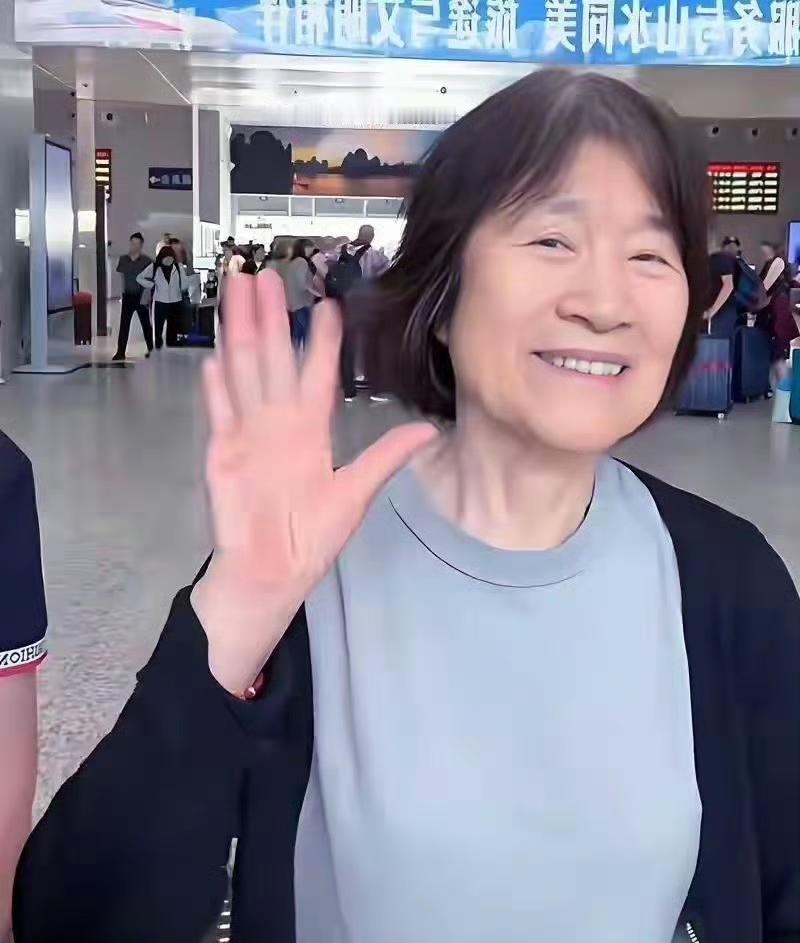 原来她是李亚鹏妈妈，是儿科医生，喜欢海哈金喜，对李嫣很好，今全力支持儿子