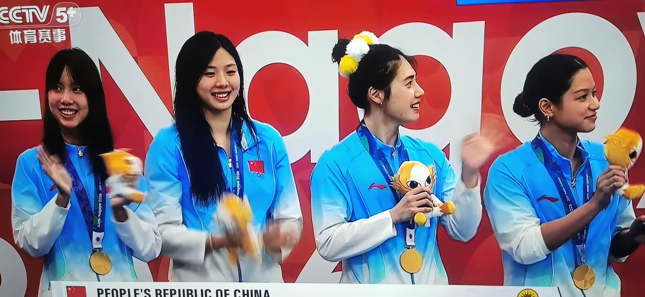 今天才发现，原来真正的帅哥美女不在娱乐圈，而是在体育界。

看完这张名古屋亚运女子4×100米混合泳接力领奖台照片，从左到右彭旭玮、唐钱婷、张雨霏、余依婷四位中国泳将美女，自信阳光，神采飞扬。
 
她们更多是健康美，自然美，自信美，这种美不靠滤镜包装，是汗水与毅力打磨出来的，而不是娱乐圈那些精心修饰