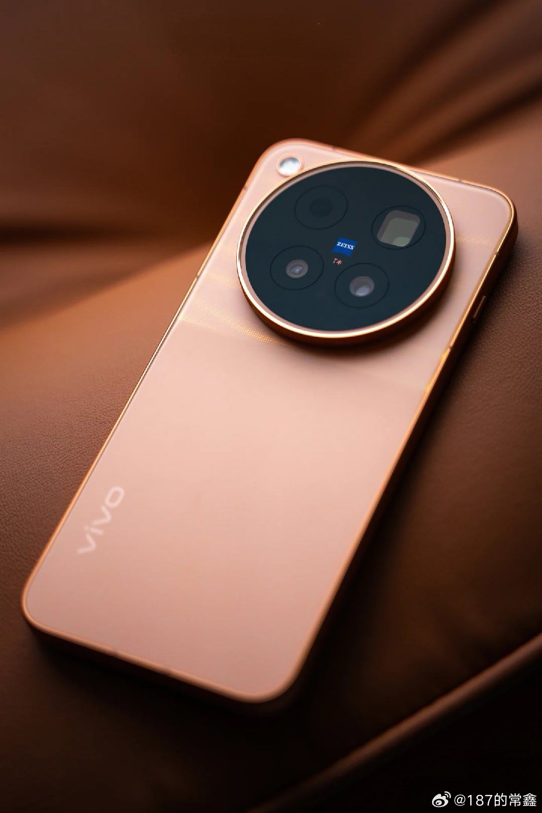 自带日落氛围感，vivo X500 Pro Max图赏，在日落霞光铺开的那一刻，站在风里，览尽长天。 ​