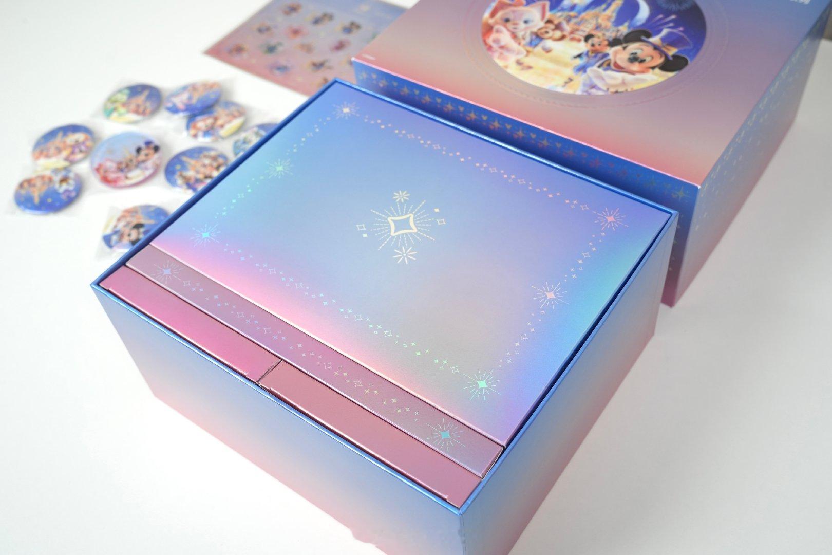 收到了个vivo X500系列和上海迪士尼的联名创作者礼盒，简直满满少女心！[送花花]
不仅有主题贴纸、包含隐藏款的一整套迪士尼徽章，还有联名定制的手机支架、徽章保护套等，这个粉蓝渐变的收纳包更是可爱！☺️
蓝厂从去年开始就已经和上海迪士尼度假区达成合作，继续继续叭～[好喜欢] ​