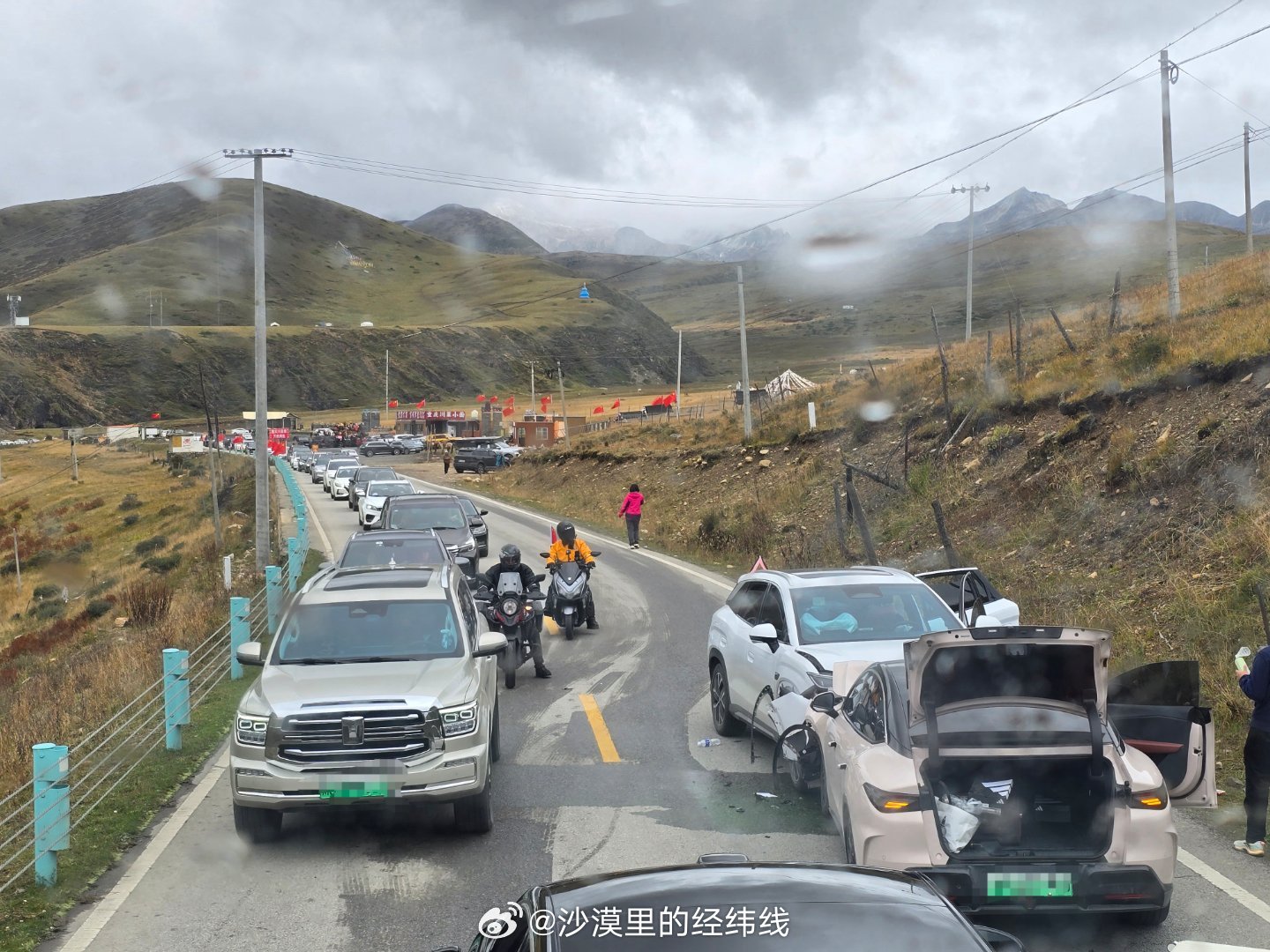 警方通报两辆特斯拉高架上斗气很多司机不把交通规则放眼里，随意变道、逆行，很容易让人路怒。假期间去川西，大堵车的主要原因并不是车多，而是瞎开车的太多，在塔公草原附近遇到一个逆行的车，与正常行驶的车辆撞个正着，堵了两三个小时。还遇到左拐打右转灯，前面没车，时速只开二三十码码的（限速六十）。没有所谓的汽车文明，投机取巧用的淋漓尽致。