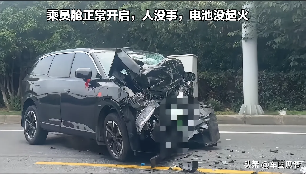 谁说丰田“薄如纸”？！
大巴来了也不行啊，这铂智3X挺能抗事，
乘员舱正常开启，人没事，电池没起火，走个全损能再买一台了
这次丰田扳回一局了吧？

网友：网上没赢过，线下没输过🤣