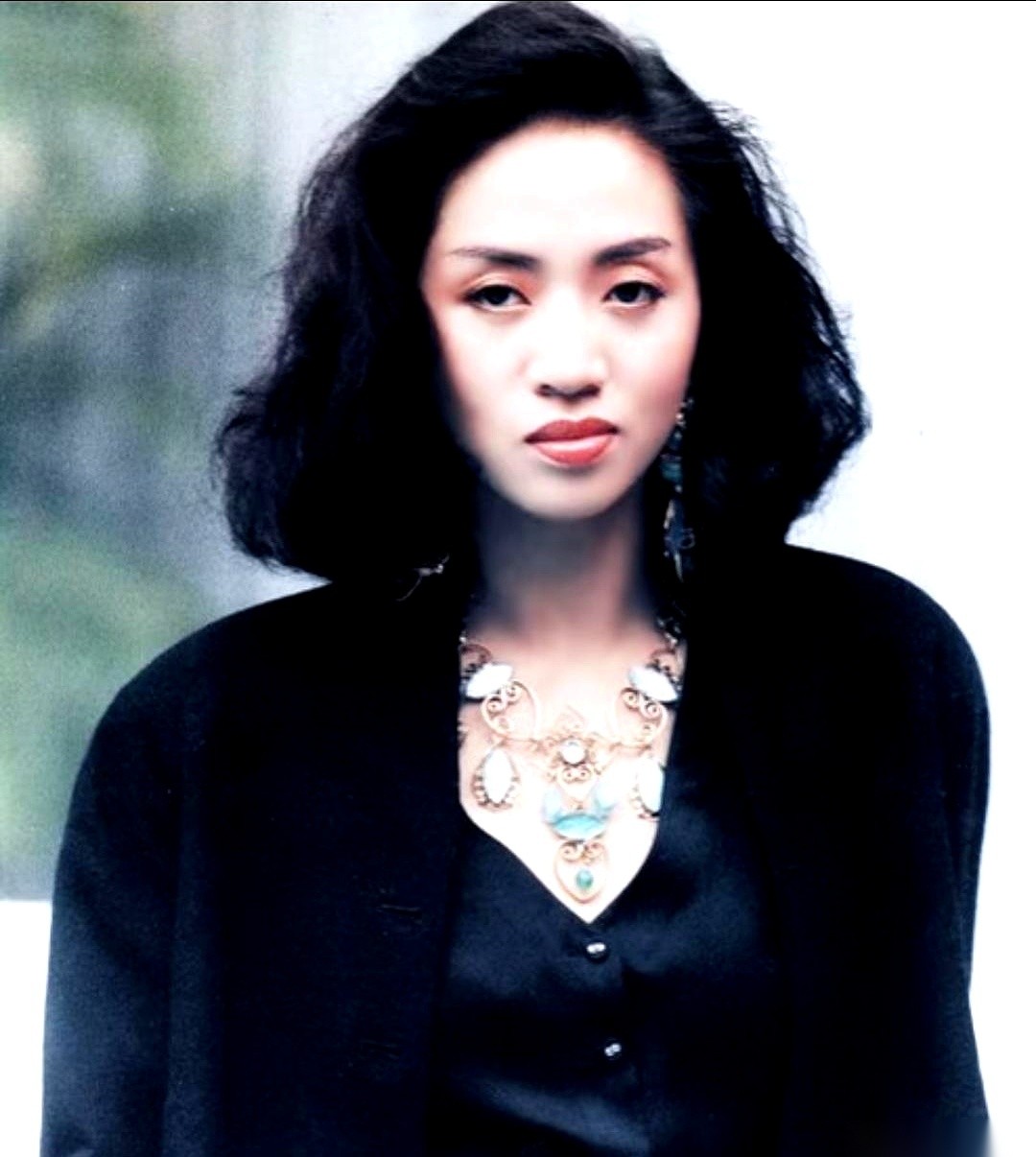 梅艳芳安置在大屿山宝莲禅寺海会塔里的骨灰被人偷走了，找了三个来月一点踪迹都没有，连她母亲覃美金的骨灰现在也下落不明。
这事最让人心里发毛的，是贼把东西拿走之后，把龛位的门牌又原样装了回去，螺丝也拧上，日常巡查的人从前头走过根本看不出异样。直到七月十八号那天有歌迷去拜祭，手一碰，松动的螺丝脱开，才发现