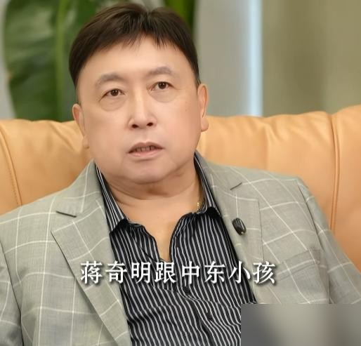 王晶说蒋奇明这辈子演不了大老板！
新片《欢迎来龙餐馆》主演是沈腾，王晶没夸主角，独独把蒋奇明夸上了天。说他最会演比底层高一点点的小人物，入戏到连沈腾都觉得有压力。
蒋奇明拿过白玉兰最佳男配、长春电影节影帝，出道多年几乎没碰过什么大人物角色。他磨细节磨到上瘾，换角色换方言换小动作，是公认的剧抛脸。