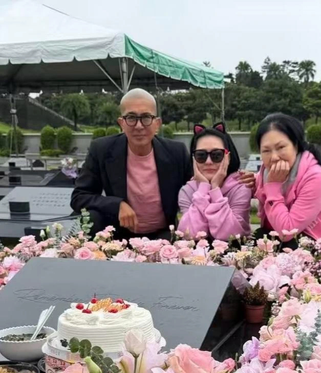 墓地旁，粉色花束摆了一排。蛋糕、长寿面、海带汤，是小S为姐姐准备的。小S戴着眼镜，还是能看出哭过，眼睛红肿藏不住。

10月6日，徐熙媛迎来50岁冥诞。很多人更熟悉她的另一个名字，大S。
S妈、小S和具俊晔来到墓地，范玮琪、陈建州夫妇也在。一行人穿着粉色衣服，那是大S生前最爱的颜色。
S妈和具俊晔站