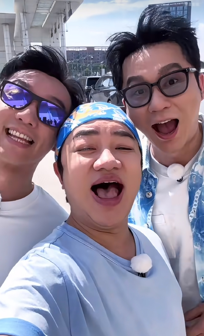 王祖蓝惊喜回归《奔跑吧》，晒出和李晨、郑恺同框视频，陈赫在评论区留言一句“头巾不错”，简单互动勾起很多老粉回忆。
 
但这件事网友看法两极分化。一部分观众感慨爷青回，怀念初代跑男的默契；也有不少网友提出质疑，觉得如今的跑男主打流量路线，节目缺少看点，一旦热度下滑就邀请老
