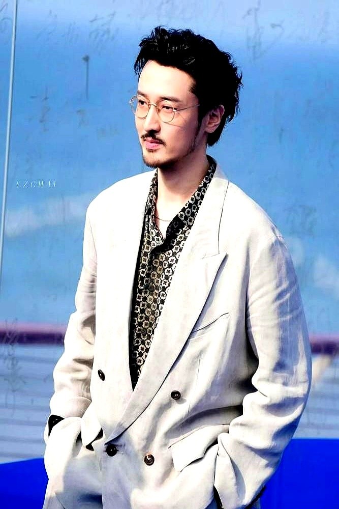 王传君只要一演神经质反派，这戏基本就稳了。

最近他在《低智商犯罪》里演了个躁郁症地产大佬。那种骨子里的疯劲儿，硬是把配角演出了高光时刻。

回头看他挑大梁的戏，反倒有些水土不服。演《三体》里的丁仪，台词和形象惹了不少争议。《不老奇事》当男主，水花也不大。

偏偏就是演那些边缘的复杂配角，他的表演张