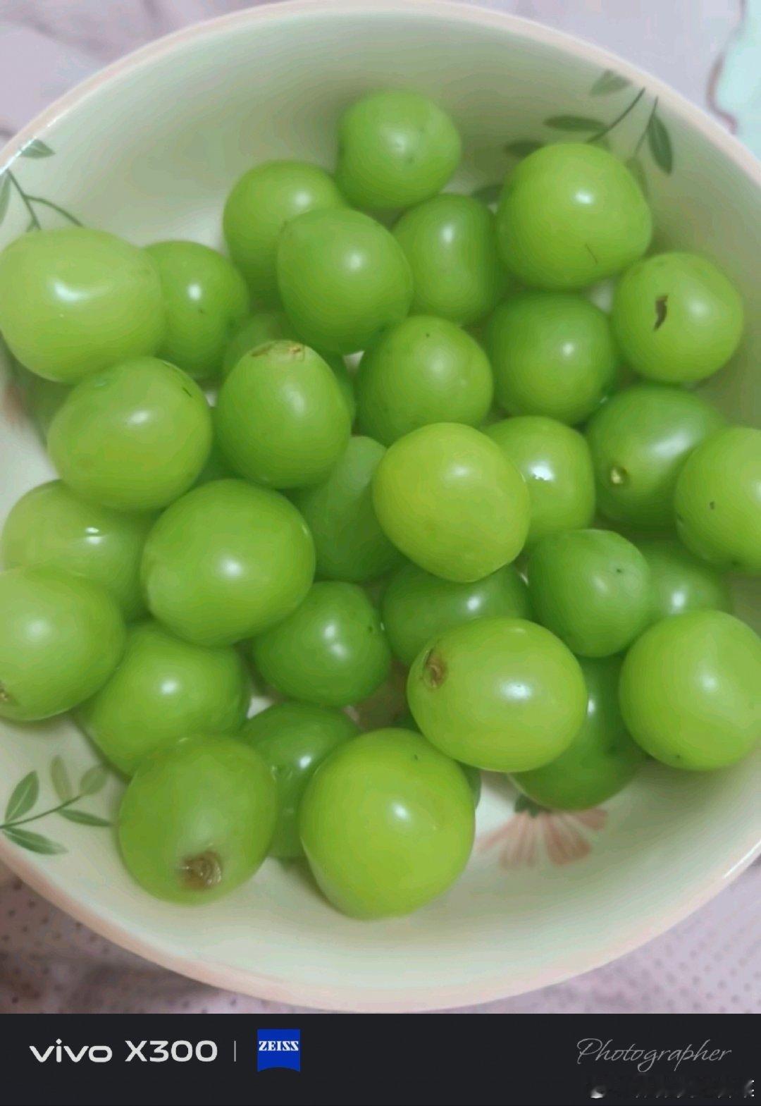 #vivo[超话]##vivo超话# 一碗绿油油的青提颗颗圆润饱满，看着清爽干净，清甜爽口，是夏日不可或缺的美味水果。 ​