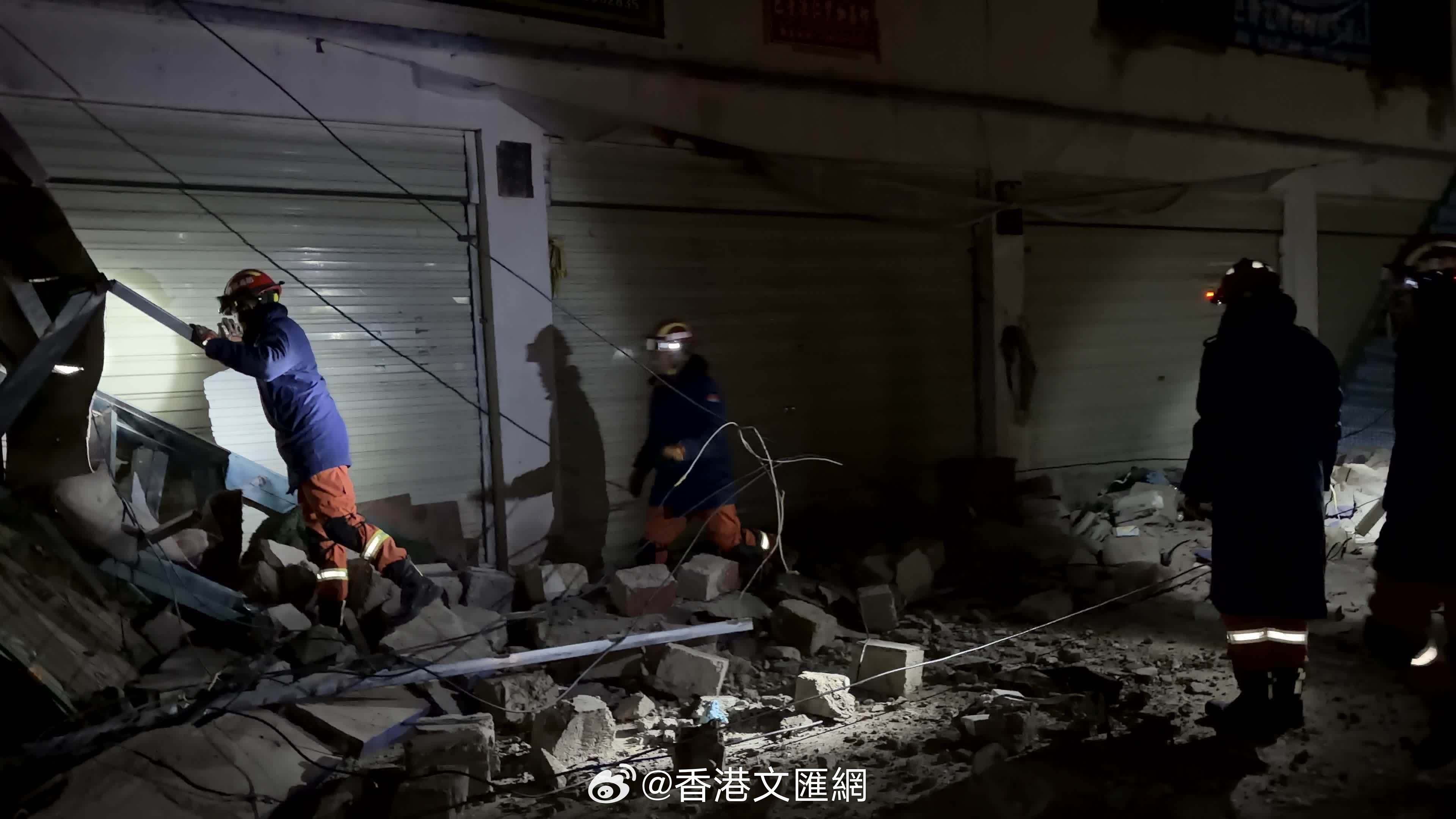 【西藏巴青县7.0级地震目前未发现失联人员】
记者23日18时从西藏那曲市巴青县7.0级地震前线应急指挥部获悉，经过3轮挨家挨户全覆盖排查，到目前未发现失联人员。

地震目前已造成16人遇难、76人受伤，房屋倒塌及受损339户，牲畜棚圈受损20座。地震发生后，当地连夜开展逐户搜救摸排。按照“不漏一户、 ​