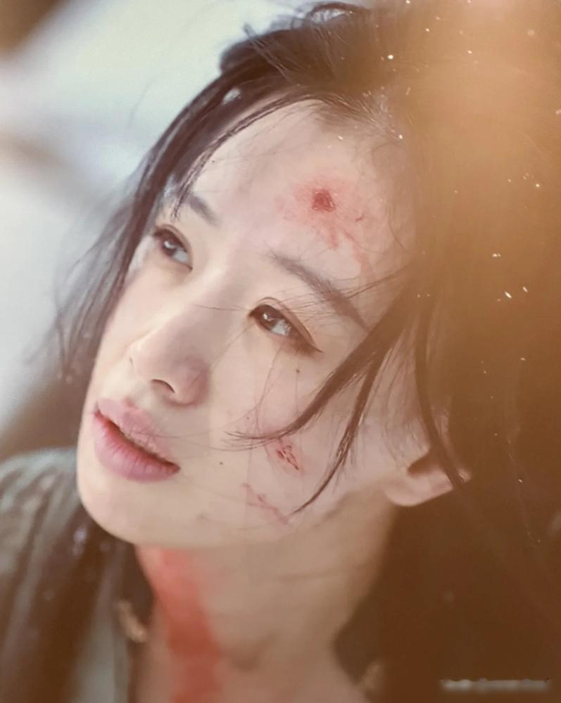 于正说她拍戏迟到、现场发呆，结果她一出手，直接把谭松韵的主角戏给抢了。
《兰香如故》里，李梦演的赵星棠，本以为又是个疯批美人，没想到她这次换了路数，演一个安静又破碎的悲剧贵妇。
从《墨雨云间》转圈圈的婉宁公主，到《兰香如故》里眼神都是戏的赵星棠，她没一句台词废话，光靠一个眼神，就把那种被命运摁在