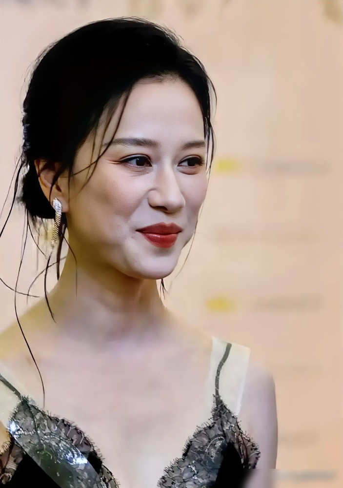 都在吹捧48岁的倪虹洁满身少女感，却没人知道她早就在泥潭里脱过一层皮。
当年祝无双火透半边天，她转头就替前夫背上千万巨债。银行卡被冻结，四处借钱，最惨时连买菜都得算计。
别人在黄金期疯狂捞金，她在烂泥里熬岁月。等好不容易杀回娱乐圈，40出头的年纪，只能给同龄男演员当妈。
换别人早憋屈疯了，她却