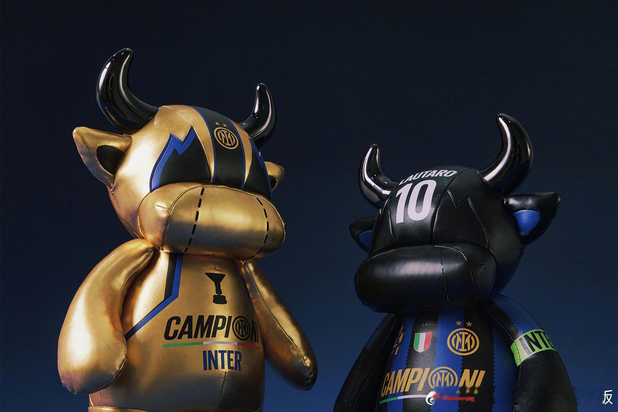 【BULLMART 揭晓限量 NERAZZURRI 系列】

BULLMART 近日揭晓限量 NERAZZURRI 系列，这是携手 Inter Milan 打造的大中华区官方授权收藏级潮玩。系列带来两款手工制作版本：金色版 Campione 与蓝黑版 Capitano。金色版致敬 Inter Milan 第 21 座意甲冠军以及队徽上方的第二颗星。作品采用金色饰面，胸前 ​