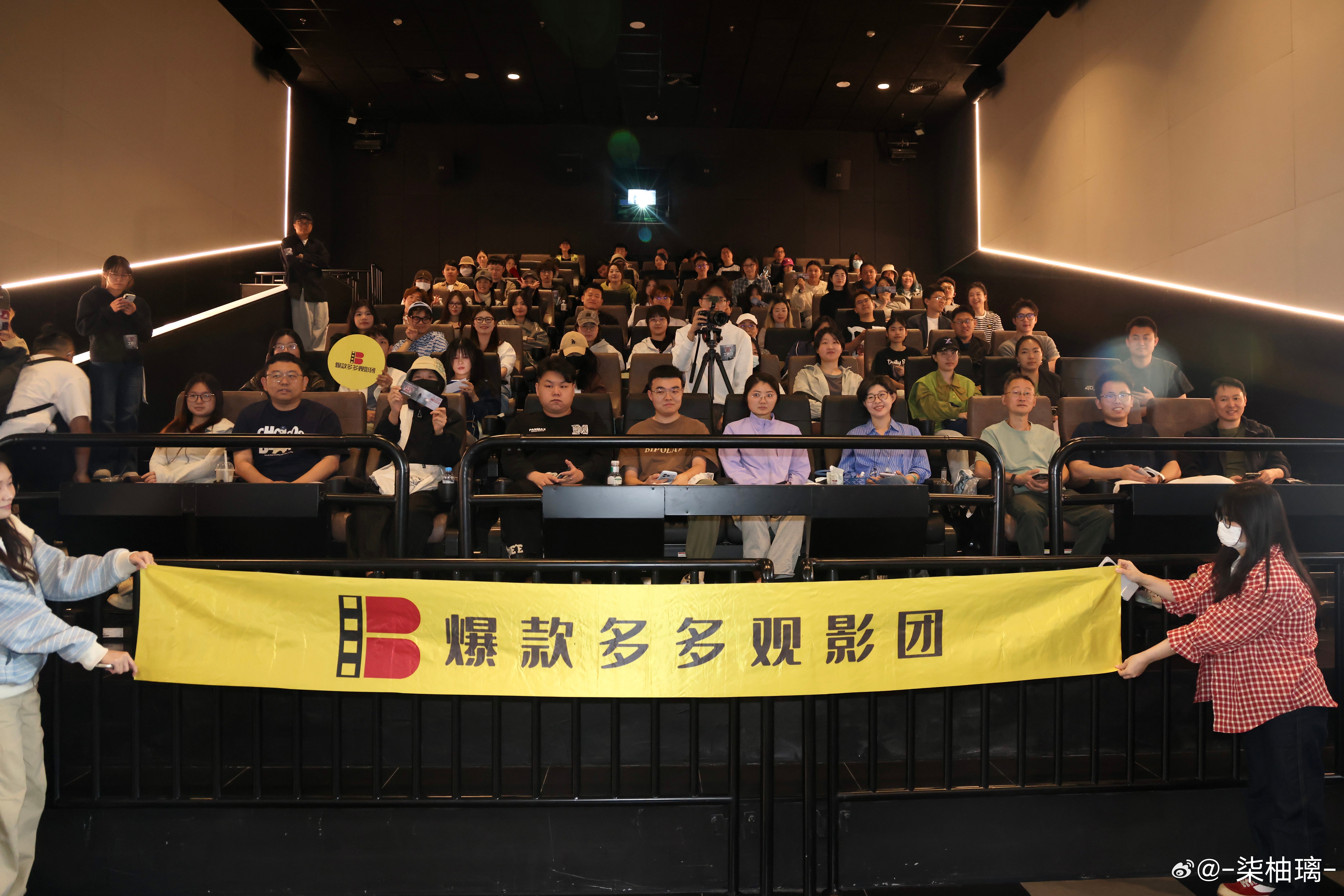 《生化危机：爆发夜》把镜头对准浣熊市沦陷夜的普通快递员，没有复杂的IP情怀包袱，90分钟全程走"一路闯关打丧尸"的直给爽感，血浆喷涌、变异触手、突脸跳杀全给你怼在IMAX巨幕上。
中间插的黑色幽默很讨喜，男主嘴硬心软的怂萌人设很圈粉，那段拼尽全力送样本却被漠视的剧情，看完至今想起来都堵得慌 ​