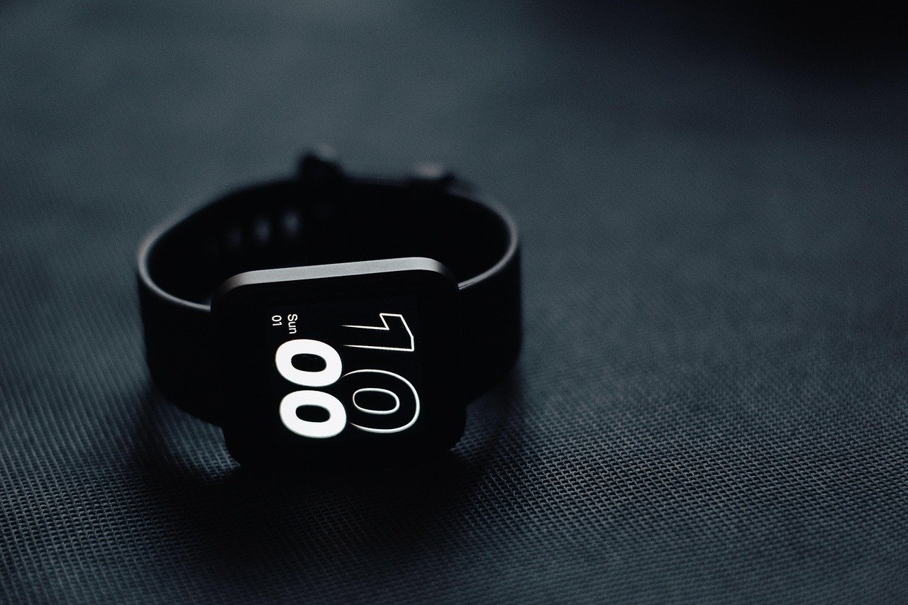 Apple Watch S12上手后，感觉它更像一件日常配饰，而不只是运动设备。珍珠白、夜蓝陶瓷表壳质感很出彩，搭衬衫、针织或运动风都不突兀。健康监测和准备指数更适合融入生活，Live Rewind也很实用。不过陶瓷版重量增加，部分功能国行暂时用不了，选购前要想清楚自己的需求。 #Apple Watch S12上手体验# ​