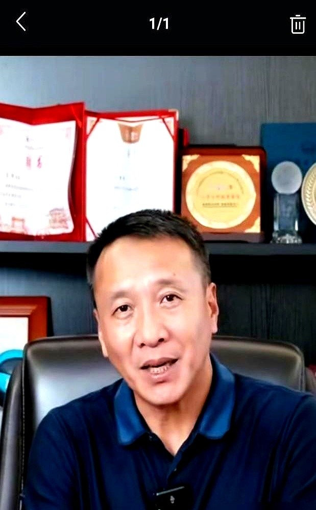 “换洋帅、搞归化，全是贴不住伤口的创可贴！”李群这话直接把中国男篮的遮羞布撕了。

一到国际赛场，对面一上强度，咱们球员脑子就断片，手上就哆嗦。为啥？李群直言：是国内教练压根没教过怎么破！训练理念早就落后国际一大截。

“主教练”这头衔，球员根本不吃这套。专业能力不够，给个名头也白搭。球员的信任哪是