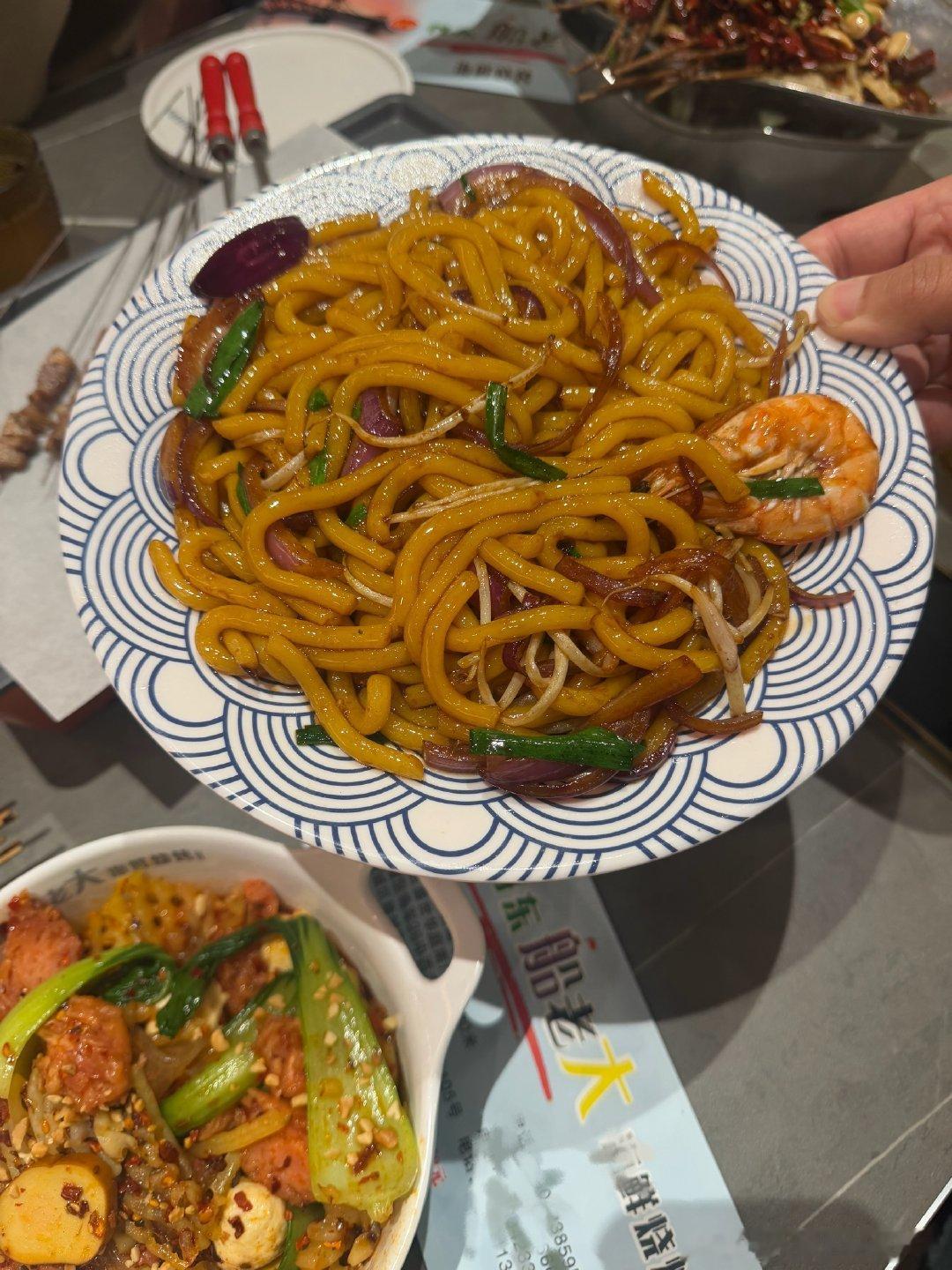 报告！吃了两个回合，从晚上七点半吃到现在。我的嗓子聊得冒烟了，又像曾志伟了[笑cry]

今天这家是丹东口味，所以有很多特色。但他开在抚顺，就必然有【抚顺麻辣拌】。

在大家鄙夷的目光中我吃了两份，抚顺人都没我热爱抚顺麻辣拌[笑cry]

#生活手记[超话]##阿机在干嘛# ​