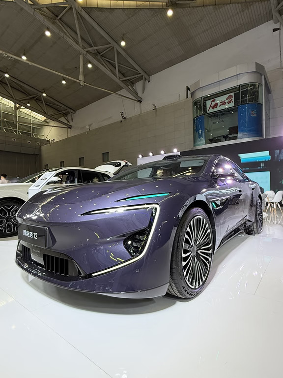 车展C位｜新阿维塔12
把未来美学搬进现实🚗
溜背轿跑｜星环4K大屏｜华为乾崑智驾
Nappa真皮座舱，英国之宝音响
实拍真车比图片好看太多！
#国庆逛展就来阿维塔#阿维塔