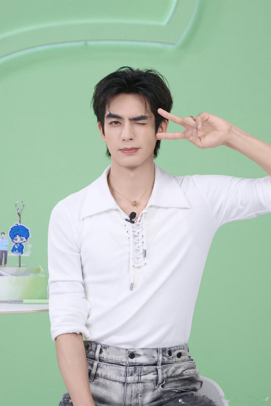 我的爱人。宋威龙。宋世全。Song Weilong。长腿老头。龙龙。龙姐。威少。宋珊珊。松尾绒。甜九。龙儿。卫龙。龙哥。宋太皇。木头帅哥。威龙。龙龙宝贝。 ​
