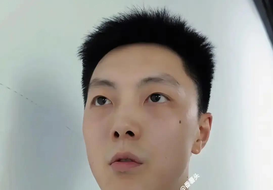 开局两连败的广东宏远，今晚要是再啃不下广厦，可就真要创下队史最尴尬的三连败纪录了。
胡明轩赛前把话挑得很明，这场必须死拼首胜。再不赢，球队身上那层十一冠王的光环就彻底碎一地。
前两场球看得人实在憋屈。
场上节奏慢得像老爷车，球在三分线外倒来倒去，谁拿球谁犹豫，空位出来了也没人敢坚决出手。好不容