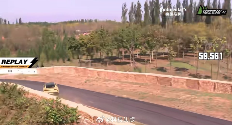 金盏速度节，一辆小米SU7 Ultra刷圈时失控撞了，同天另一辆SU7 Ultra跑出了59秒的好成绩。 ​