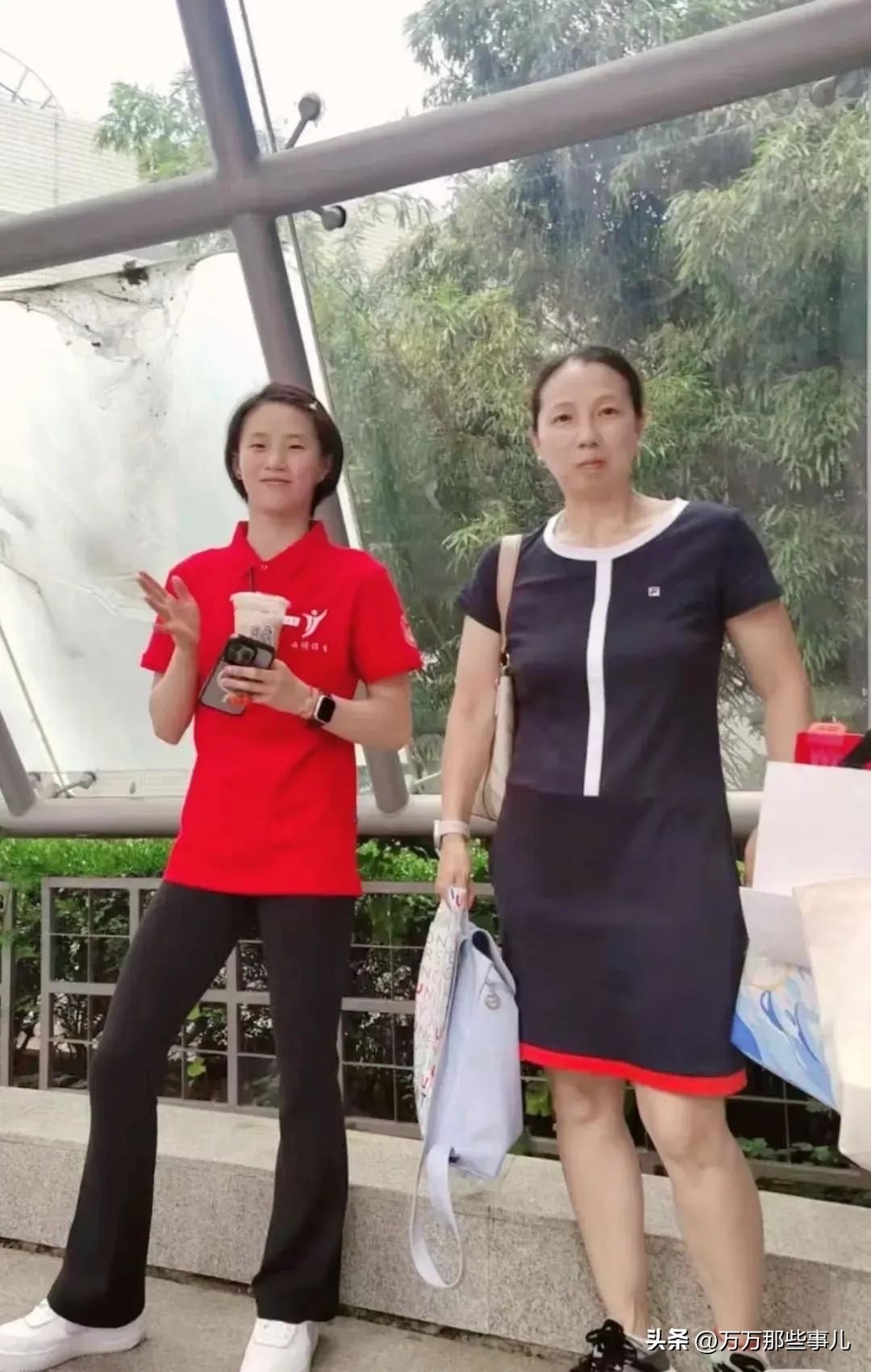 终于知道为什么陈芋汐能过发育关而张家齐退役了。

网上很习惯把两个人不同的职业结局，简单归成意志力强弱的差距，仿佛扛过发育关单单靠咬牙硬撑，这种看法其实忽视了运动员个体身体条件、心理状态还有队内竞争多重现实因素。女子十米台本身就十分残酷，身高体重一点点上涨，空中翻腾节奏、起跳发力全部要推倒重来，这是