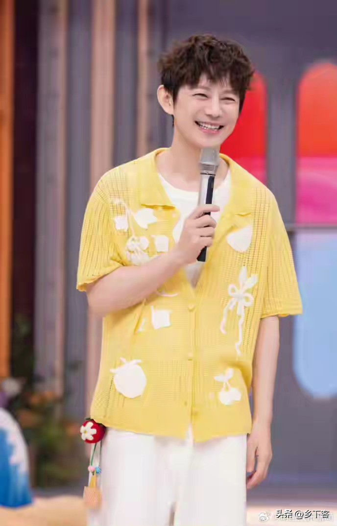 何炅自曝断交不超4人：高情商不等于无底线的老好人
提起何炅，大家的印象永远是温和周全，待人宽厚，善于照顾每个人的情绪。可在综艺《我们的宿舍》里，他说出一句出人意料的心里话：入行这么多年，真正彻底断交、不再来往的人，算下来不超过4个。
 
这句话瞬间刷新很多人的认知。嘉宾孟子义当场感慨，如果连何炅都相